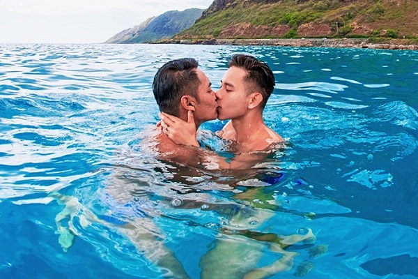 Hồ Vĩnh Khoa hôn chồng đắm đuối dưới biển