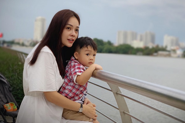 Dương Cẩm Lynh đưa con đi sở thú, ngắm sông nước chiều cuối tuần