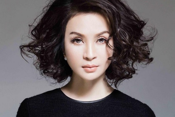 Thanh Mai tặng khẩu trang, nước rửa tay cho mọi người