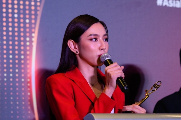 Thùy Tiên nhận giải thưởng quốc tế nhờ ‘nội dung sạch’ trên mạng xã hội