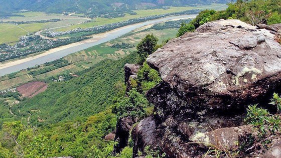 Giới thiệu thơ Hồ Xoa: Chim sáng trên rừng