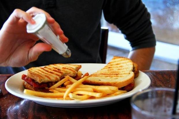 Tại sao chúng ta không nên ăn mặn?