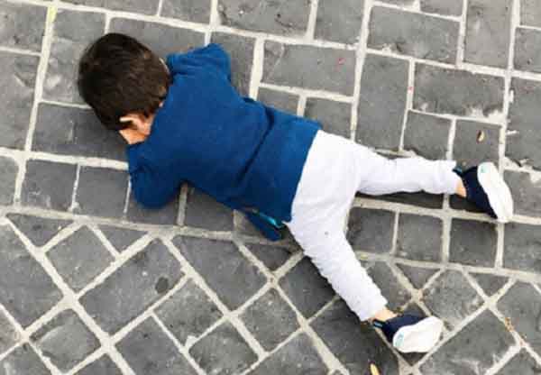 Sợ phải đến trường sau kỳ nghỉ, một bé trai khóc tới nỗi… méo cả mặt