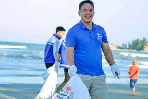 Người đàn ông nhặt rác cùng vợ với mong muốn thay đổi môi trường sống