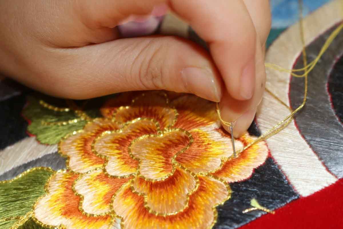 Ngôi làng thêu long bào duy nhất ở Hà Nội