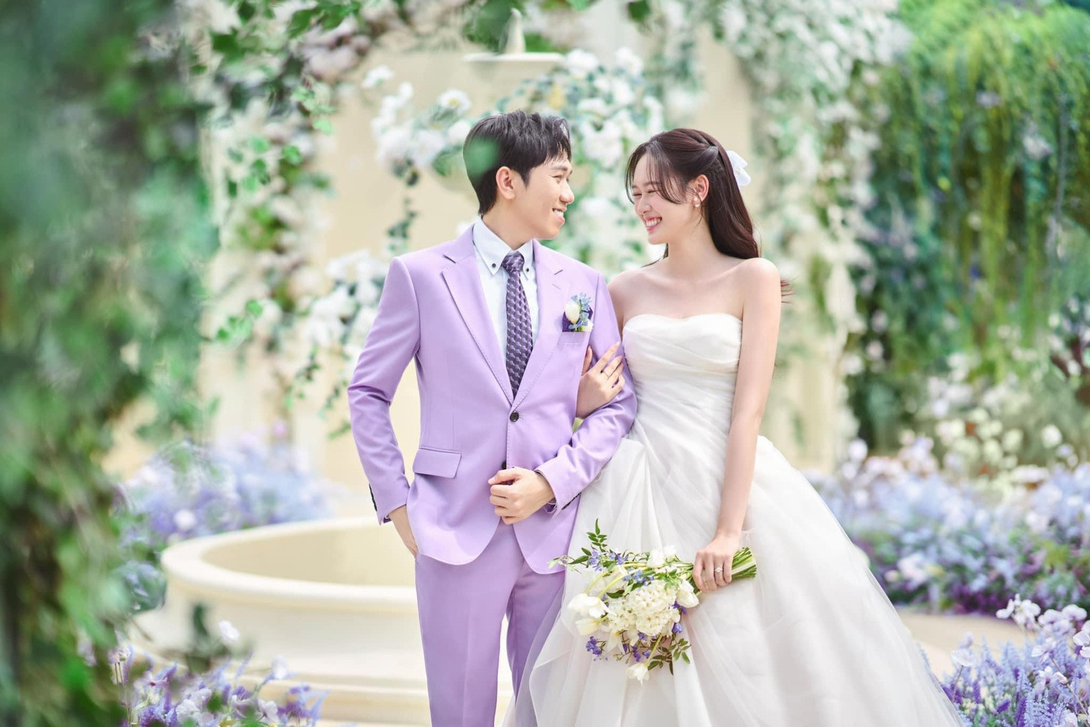 Diễn viên Anh Đức khoe ảnh cưới ngọt ngào bên bạn gái kém 12 tuổi