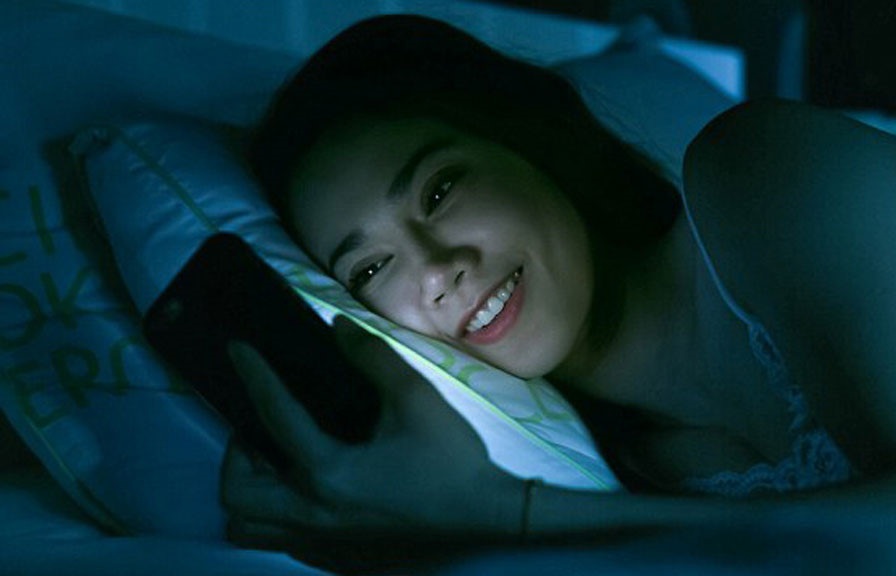 Ánh sáng xanh từ điện thoại không tốt cho đôi mắt của bạn