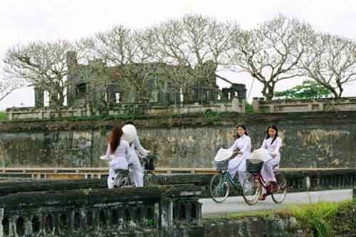 Quê hương là gì hở mẹ? Kỳ 56: Áo dài tôn vinh phụ nữ Việt