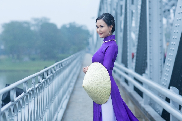 Quê hương là gì hở mẹ? Kỳ 57: Áo dài tôn vinh phụ nữ Việt