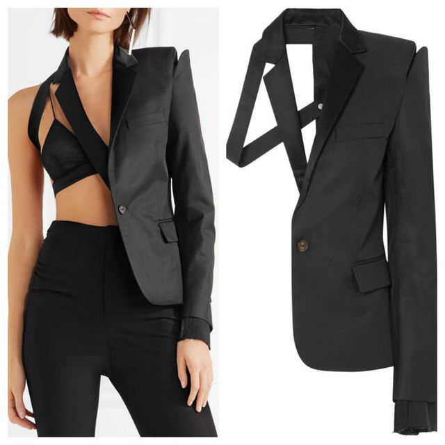 Độc đáo chiếc áo nửa kín nửa hở giá cả ngàn đô