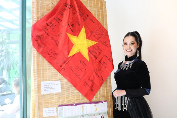 Đầy màu sắc của đồng bào cả nước ở triển lãm ‘Dám sống cuộc đời rực rỡ’