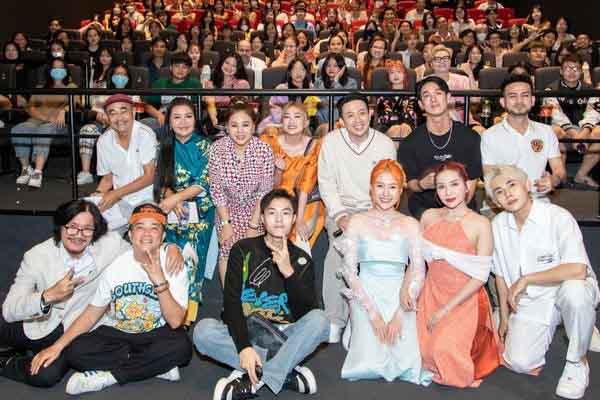 Dàn diễn viên ‘Nhà bà Nữ’ đại náo các rạp phim ngày đầu năm