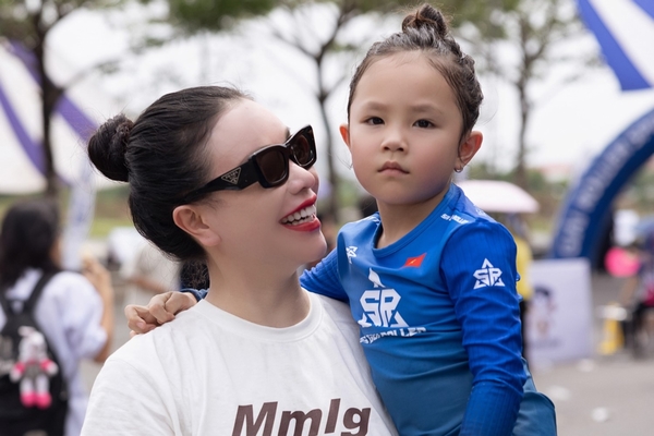 Trà Ngọc Hằng cổ vũ con tham gia giải patin bán chuyên