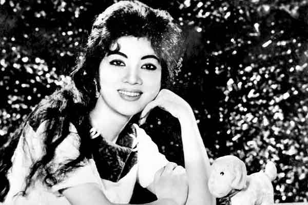 Nhan sắc diễm lệ của minh tinh Thẩm Thúy Hằng thời hoàng kim