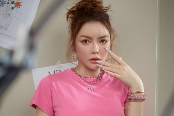 ‘Nữ hoàng kim cương’ Lý Nhã Kỳ khoe đường cong ‘căng đét’