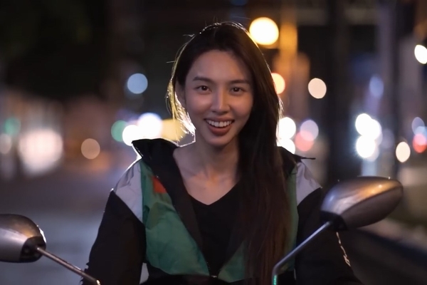 Thuỳ Tiên thử sức ‘đu đêm’ làm xe ôm vào 2 giờ sáng
