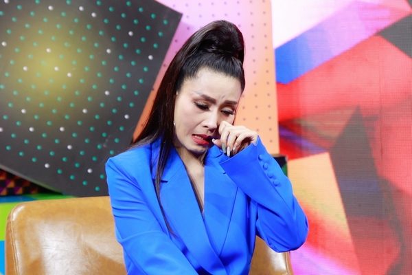 Kiều Oanh bật khóc nhắc về người mẹ quá cố trên sóng truyền hình