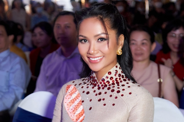 H’Hen Niê diện áo dài vải bố tại Lễ hội Bánh mì