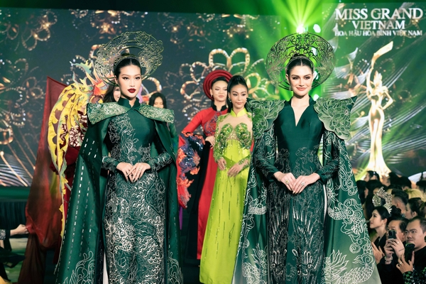 Đoàn Thiên Ân đọ trình catwalk cùng ‘Hoa hậu đẹp nhất thế giới’