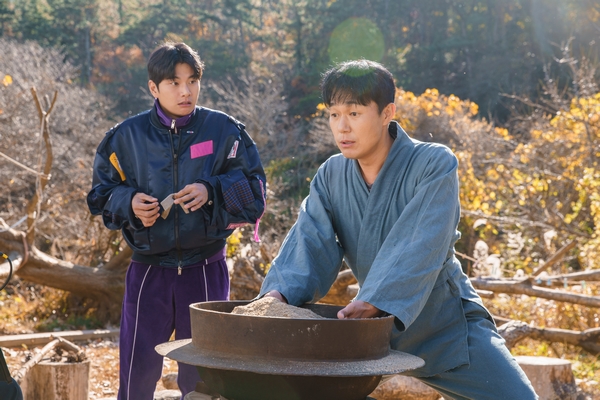 Khán giả so kè ‘Đầu gấu đụng đầu đất’ với ‘Bỗng dưng trúng số’: Hài ngang ngửa?