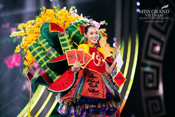 Hành trình 20 ngày hoàn thành trang phục ‘Tết’ của NTK Trần Quốc Dũng