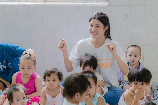 Á hậu Phương Nhi giản dị làm từ thiện sau nhiệm kỳ