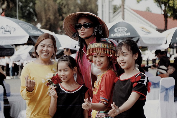 Hoa hậu H’Hen Niê tổng duyệt ‘Lễ hội đường phố’ cùng hơn 2000 người 