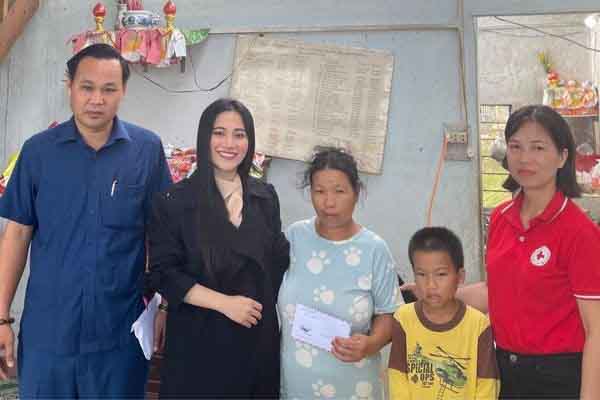 Tố My dốc tiền túi giúp bà con miền Trung bị thiệt hại nặng do bão lũ