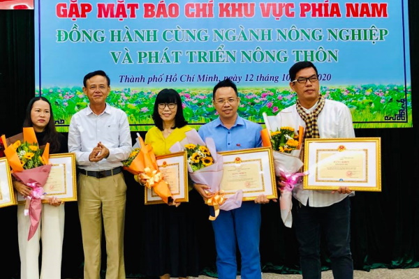 MC duyên dáng, viết báo Nông nghiệp 20 năm và nhận bằng khen từ Bộ trưởng