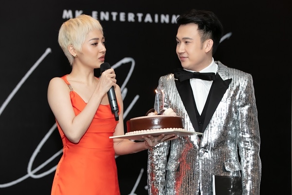 Bảo Anh ‘mạnh tay’ mua hẳn 1000 quyển sách ảnh của Dương Triệu Vũ