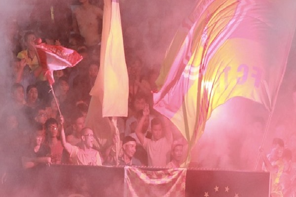 CĐV Nam Định đốt pháo sáng trên sân Hàng Đẫy, Hà Nội FC nhận án phạt