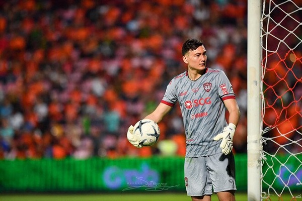 Bóng đá Thái Lan bị Covid-19 tấn công, Đặng Văn Lâm còn lâu mới ra sân trở lại