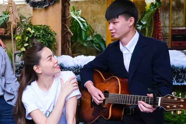 Hồ Ngọc Hà xúc động khi được học sinh khiếm thính hát tặng