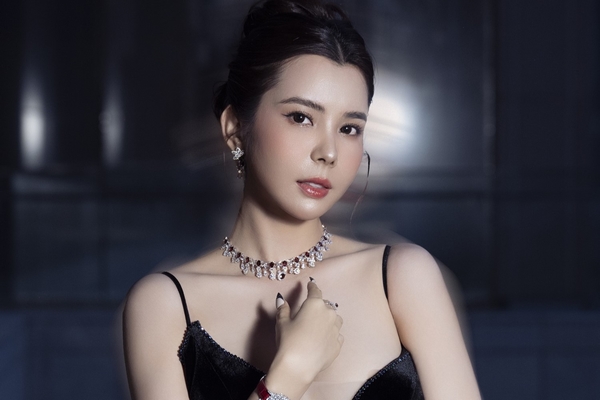 Huỳnh Vy khoe nhan sắc nuột nà cùng phụ kiện tiền tỷ