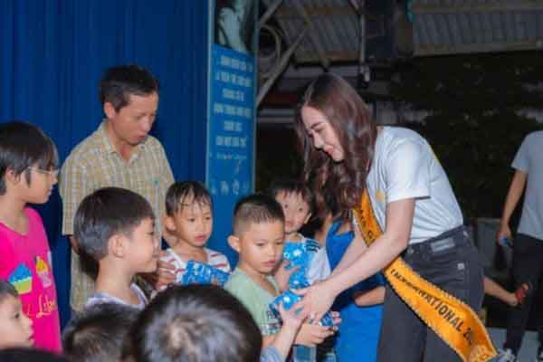 Hoa hậu Phan Kim Oanh nối dài hành trình yêu thương tại làng trẻ em SOS