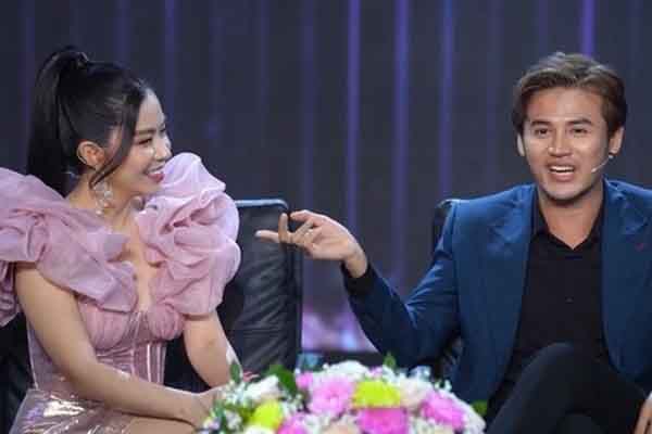 Anh Tài ‘đau khổ’ khi phải hướng dẫn đồng nghiệp nam cách hôn vợ mình