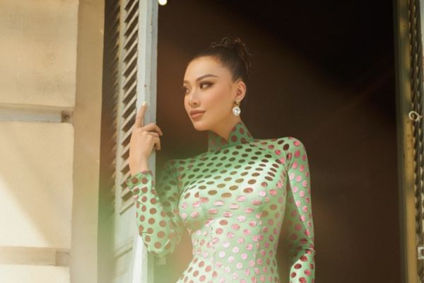 Kim Duyên nền nã, duyên dáng trong áo dài Việt