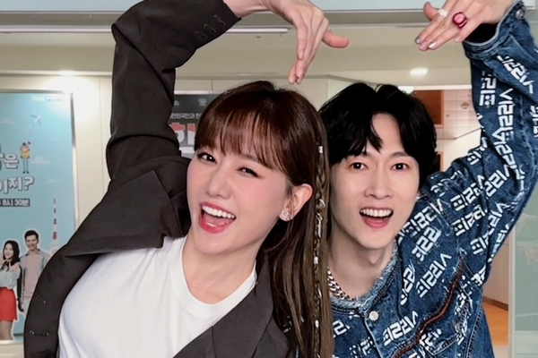 Hari Won tạo dáng thân mật bên idol đời đầu K-pop