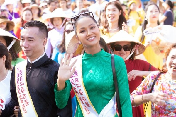 H’Hen Niê diện áo dài, mang giày thể thao diễu hành áo dài