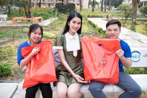 Á hậu Phương Anh tổ chức đón Tết cho sinh viên xa nhà