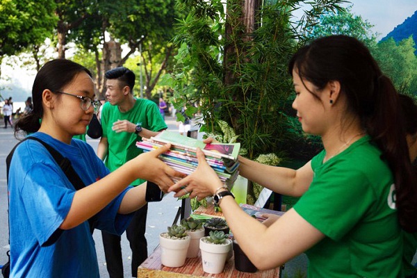 Đổi sách lấy cây, hoạt động không mới nhưng thu hút rất nhiều bạn trẻ