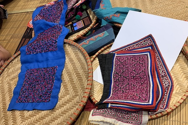 Tìm hiểu nghệ thuật thêu ghép vải truyền thống của người Mông Sapa