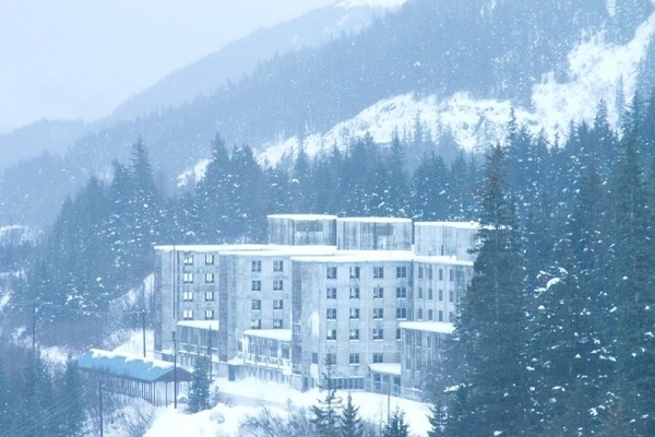 Tham quan thị trấn Whittier, nơi người dân sống chung trong một tòa nhà