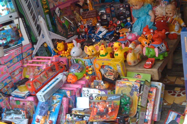 Đồ chơi trẻ em không rõ nguồn gốc và những mối nguy hại tiềm tàng