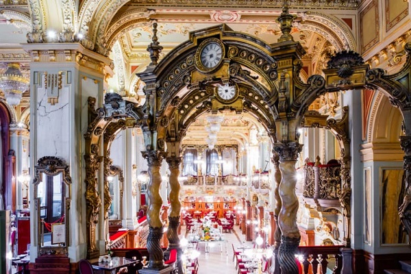 Khám phá kiến trúc siêu lộng lẫy của quán cà phê trăm tuổi