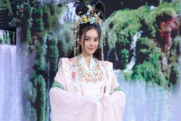 ‘Hằng Nga’ Tiểu Vy đẹp thuần khiết trong ‘Táo Xuân 2023’