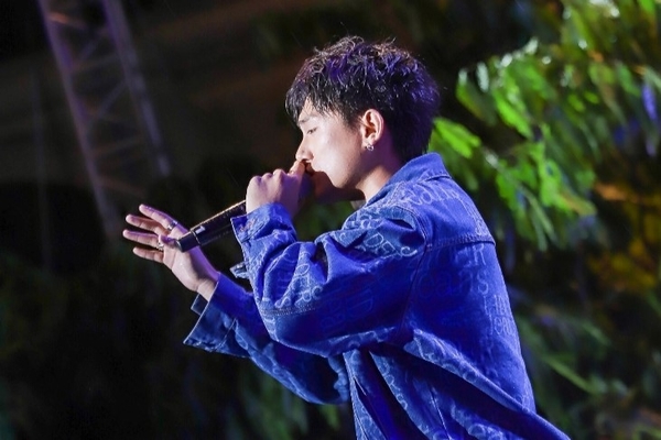 GreyD hát dưới mưa, khán giả say đắm loạt hit triệu views