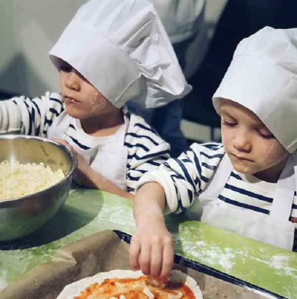 Một cặp song sinh tranh nhau làm bánh