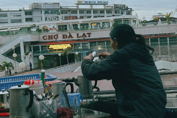 Trải nghiệm không gian thân quen và tận hưởng cà phê sáng tại chợ Đà Lạt – CHƯA ĐẠT YÊU CẦU