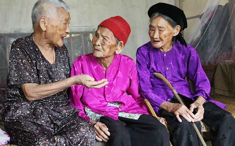 Cuộc sống vui vẻ của ba chị em gái sống qua hai thế kỷ